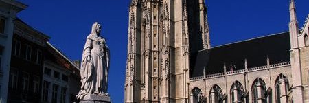 St.-Rombouts-Kathedrale mit dem Denkmal Margaretes von Österreich – Von Paul Hermans, CC BY-SA 3.0, https://commons.wikimedia.org/w/index.php?curid=443800)